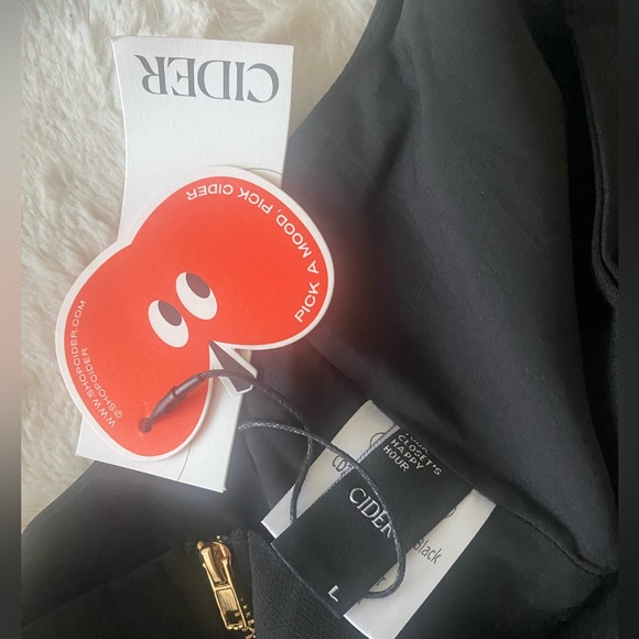 Two solid V-wire tank tops NWT - Picture 4 of 12